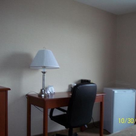 Days Inn By Wyndham Moose Jaw Exteriör bild
