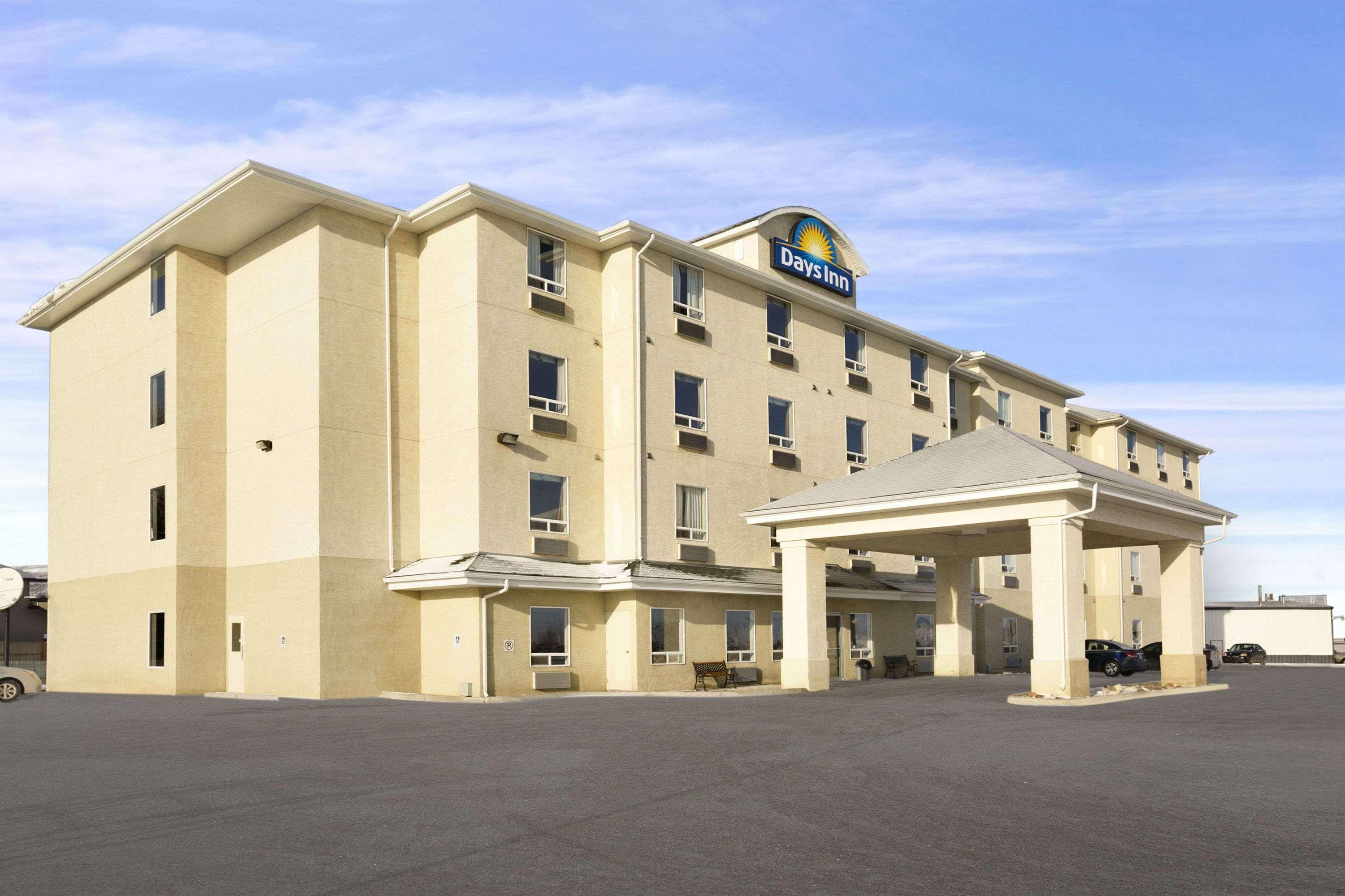 Days Inn By Wyndham Moose Jaw Exteriör bild