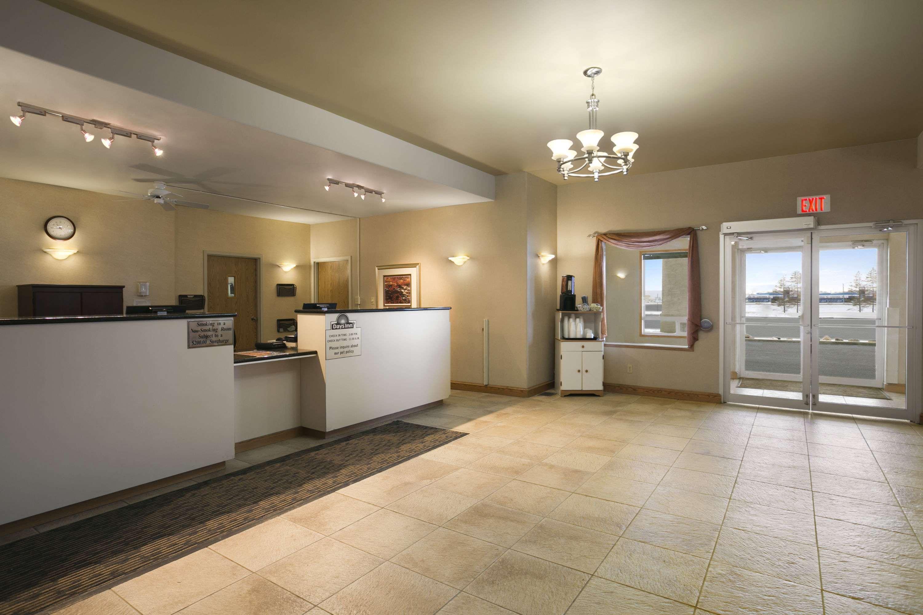 Days Inn By Wyndham Moose Jaw Exteriör bild