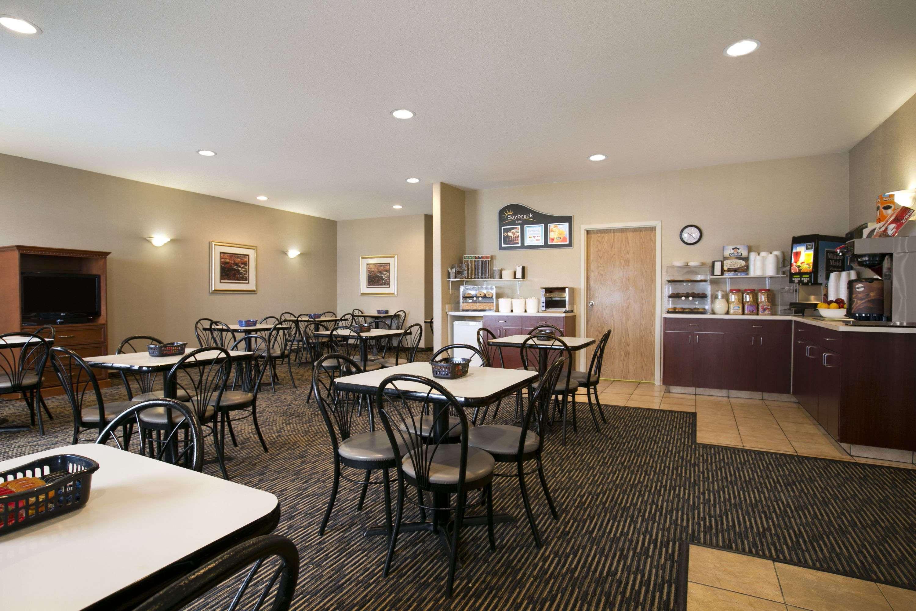 Days Inn By Wyndham Moose Jaw Exteriör bild