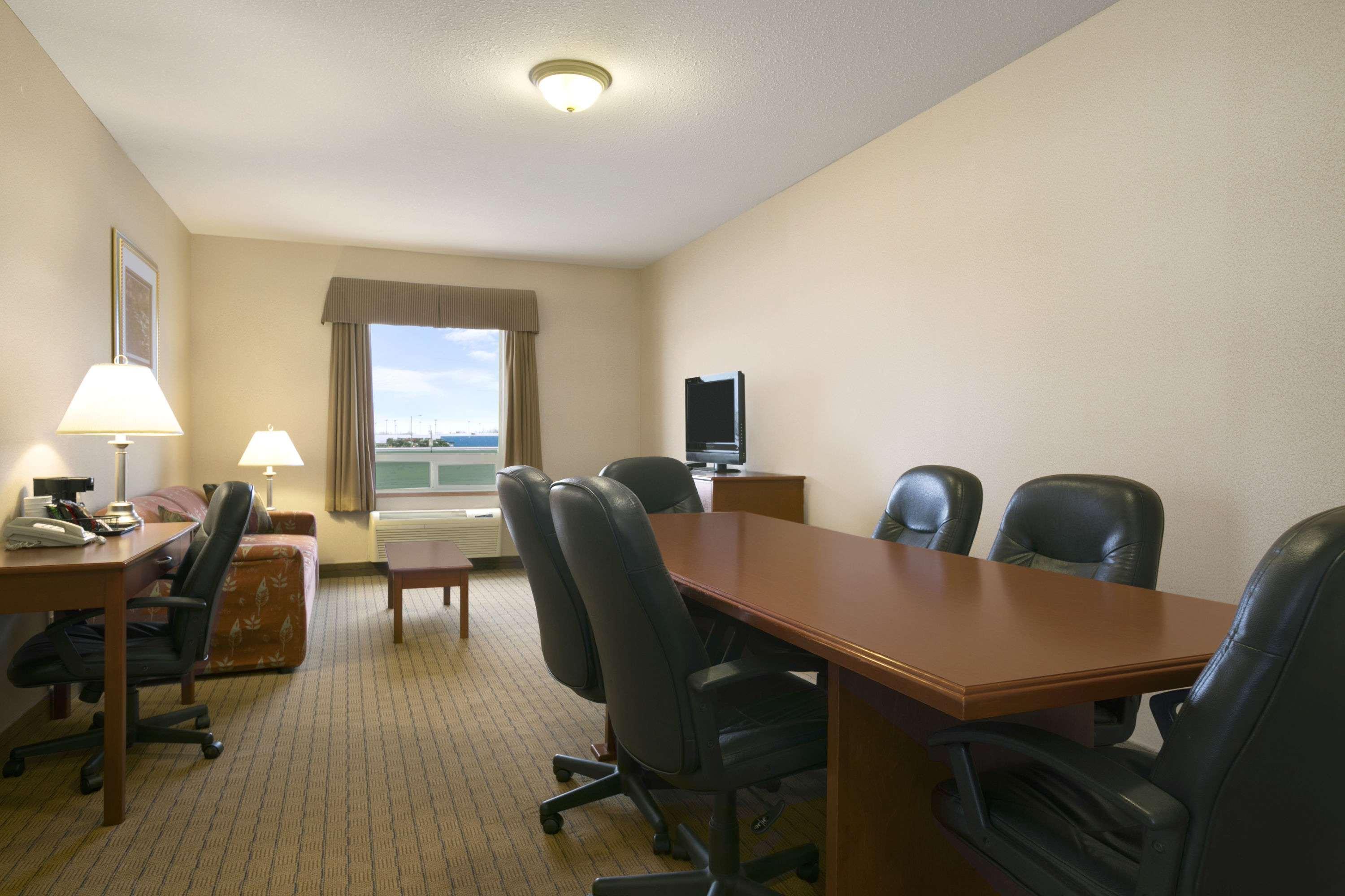 Days Inn By Wyndham Moose Jaw Exteriör bild