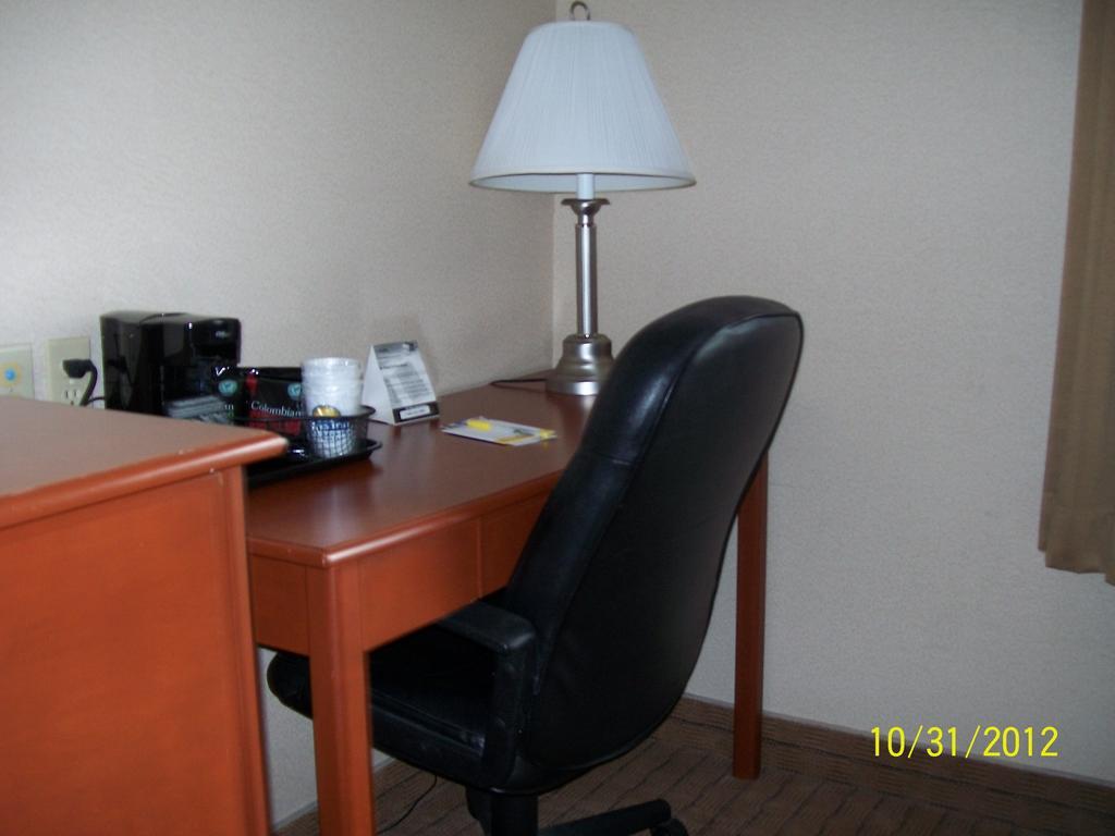 Days Inn By Wyndham Moose Jaw Exteriör bild