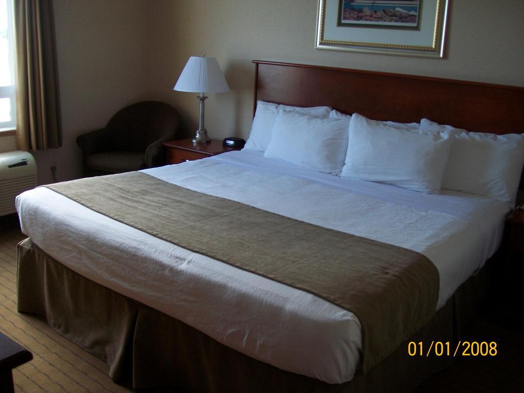 Days Inn By Wyndham Moose Jaw Exteriör bild