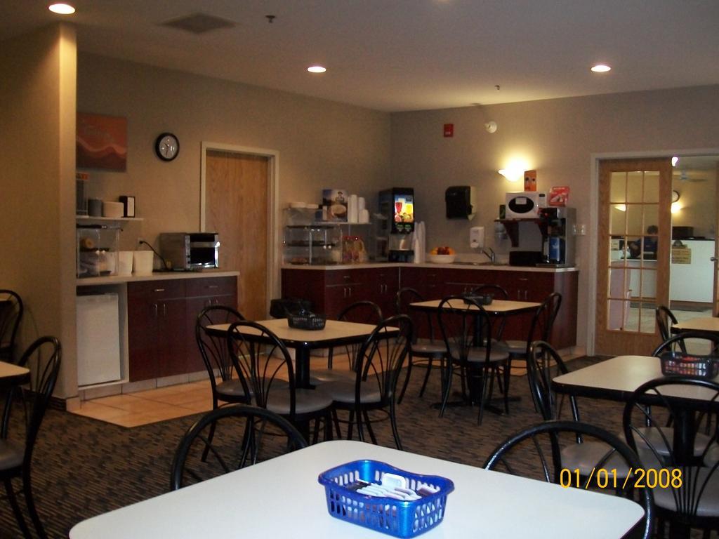 Days Inn By Wyndham Moose Jaw Exteriör bild
