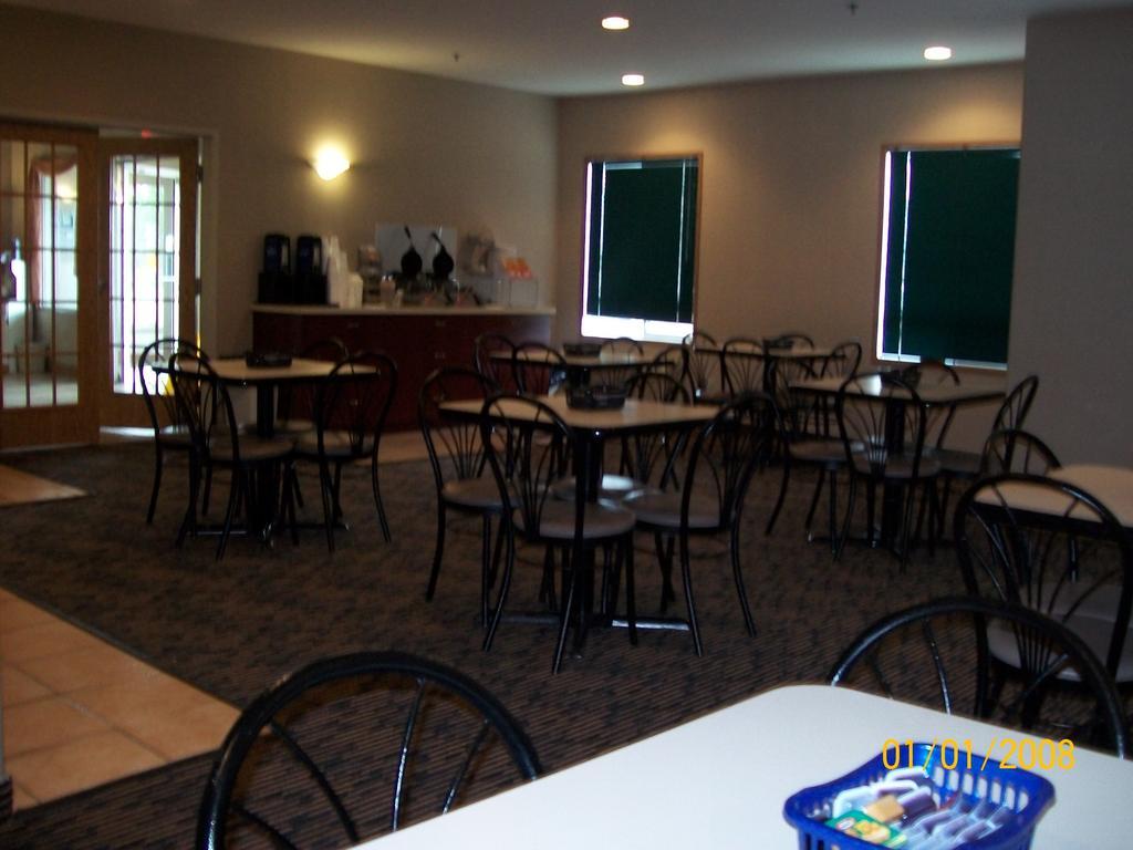 Days Inn By Wyndham Moose Jaw Exteriör bild