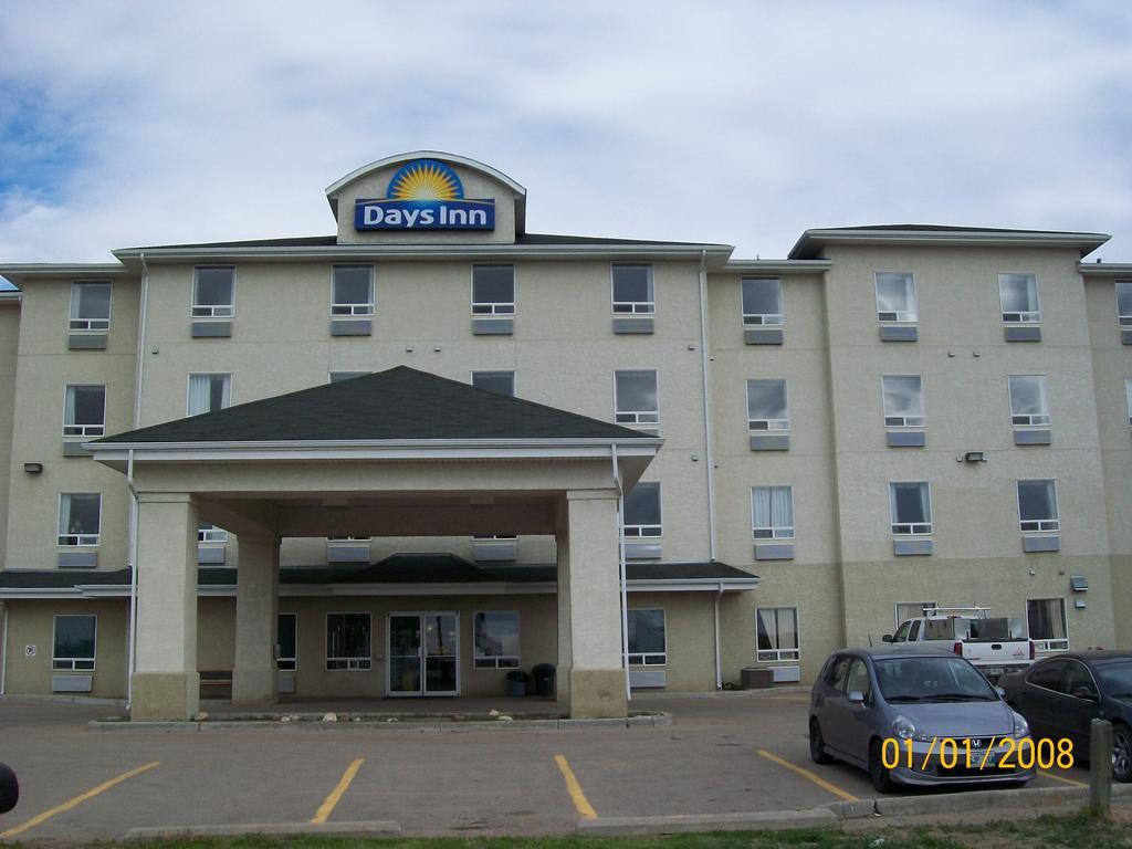 Days Inn By Wyndham Moose Jaw Exteriör bild