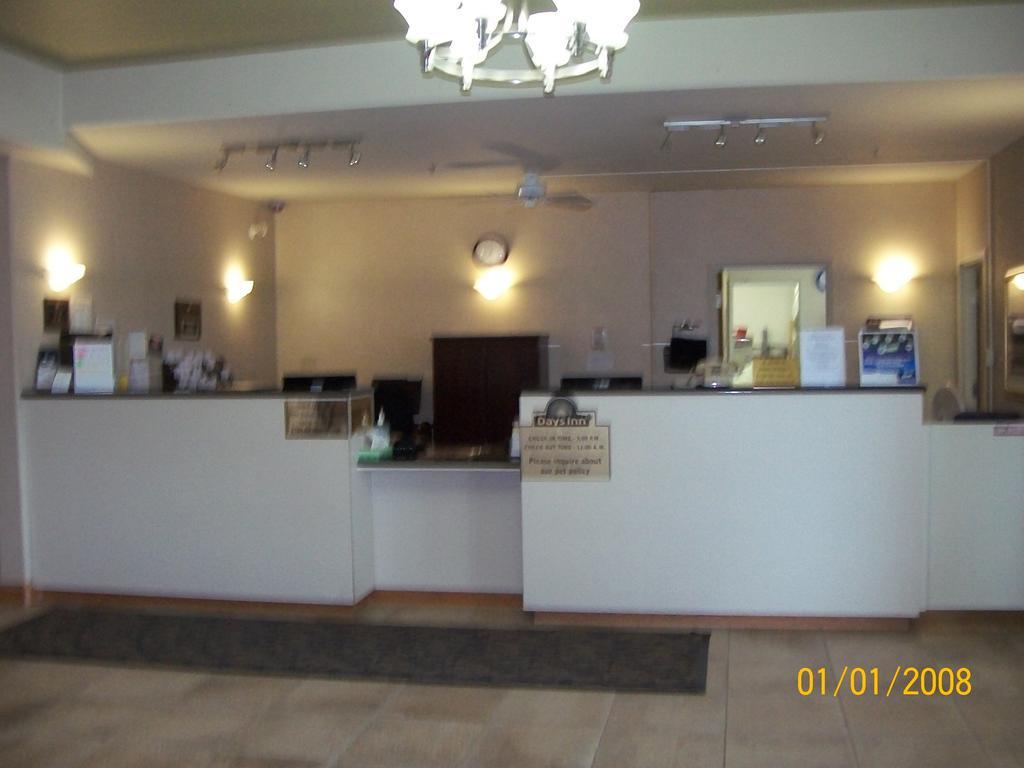 Days Inn By Wyndham Moose Jaw Exteriör bild